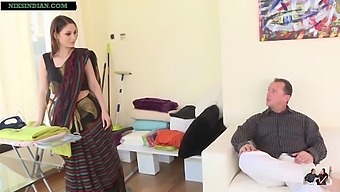 Érett Háziasszony Saree-Je Felfedi És Kiteszi Nagy Seggét Anális Szexhez