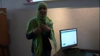 Jamila, Egy Marokkói Nő, Leszbikus Intimitást Próbál Ki Egy Holland Partnerrel (Arab Felirat)