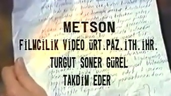Török Pár Csókolózik És Játszik Egymás Melleivel