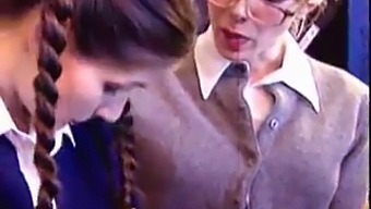 Idős És Fiatal Leszbikus Pár Az Osztályteremben