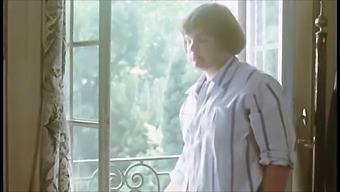 Madrastra Europea Invita A Una Adolescente A Un Baño Relajante En Un Video Vintage