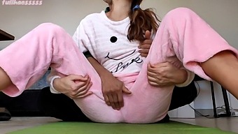 Parte 2: El Coño Mojado De La Hermanastra Y Provocando Al Pijama