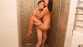 Barna Csajt Basznak A Zuhany Alatt