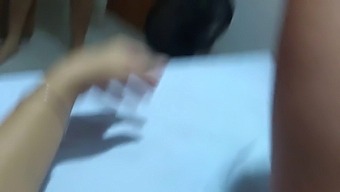 A Felszarvazott Férj Kinyalja A Feleség Hüvelyét És Megissza A Nektárját