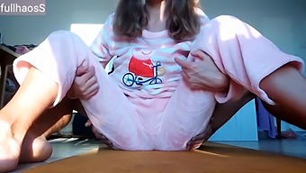 Mira Cómo Mi Hermanastra Delgada Se Excita Con Mis Pechos Vestidos De Pijama Y Su Coño Mojado. ¡te Encantará!