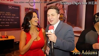 Ava Addams Simogatja A Melleit, Miközben Érzékien Érintkezik Andrea Diprè-Vel
