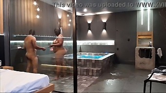 A Legjobban Értékelt Zuhany Szex Egy Motelszobában.