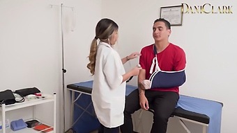 Shaira, A Szőke Ápolónő Egy Konzultáció Után Megdugva