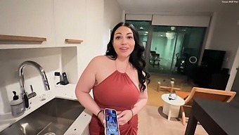 一个火辣的妈妈朋友,Mandi May,勾引了这个年轻人。